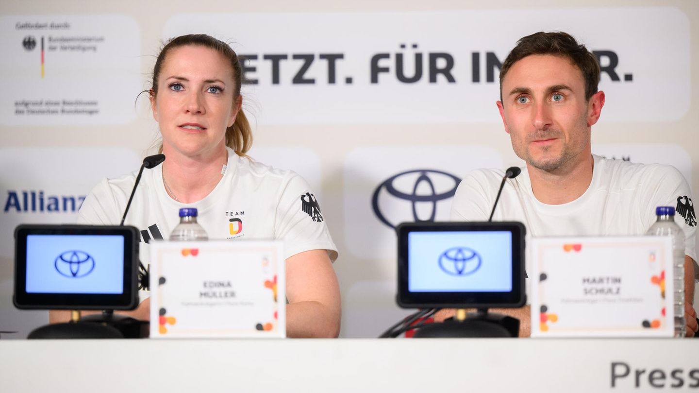 28. August: Kanutin Müller und Triathlet Schulz tragen deutsche Fahne Kanutin Müller und Triathlet Schulz tragen deutsche Fahne