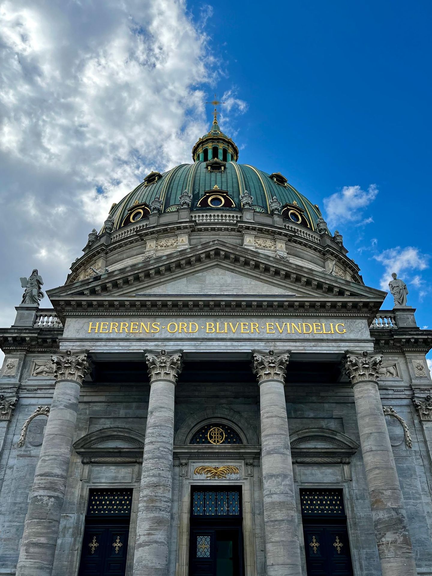 Die große Marmorkirche mit ihrer Kuppel