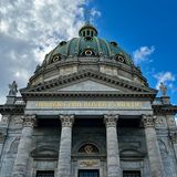 Die große Marmorkirche mit ihrer Kuppel