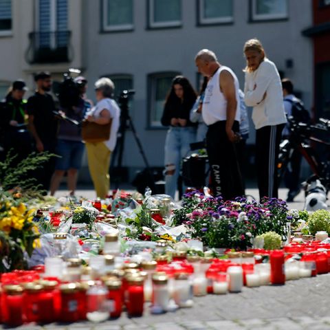 In Solingen stehen Blumen und Kerzen in der Nähe des Anschlagsortes
