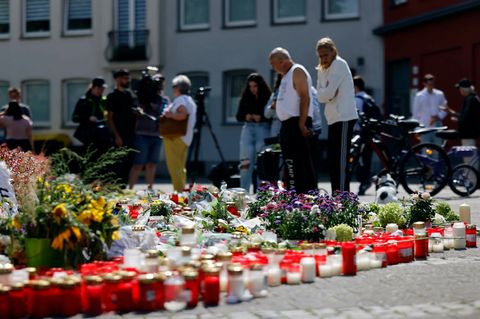 In Solingen stehen Blumen und Kerzen in der Nähe des Anschlagsortes