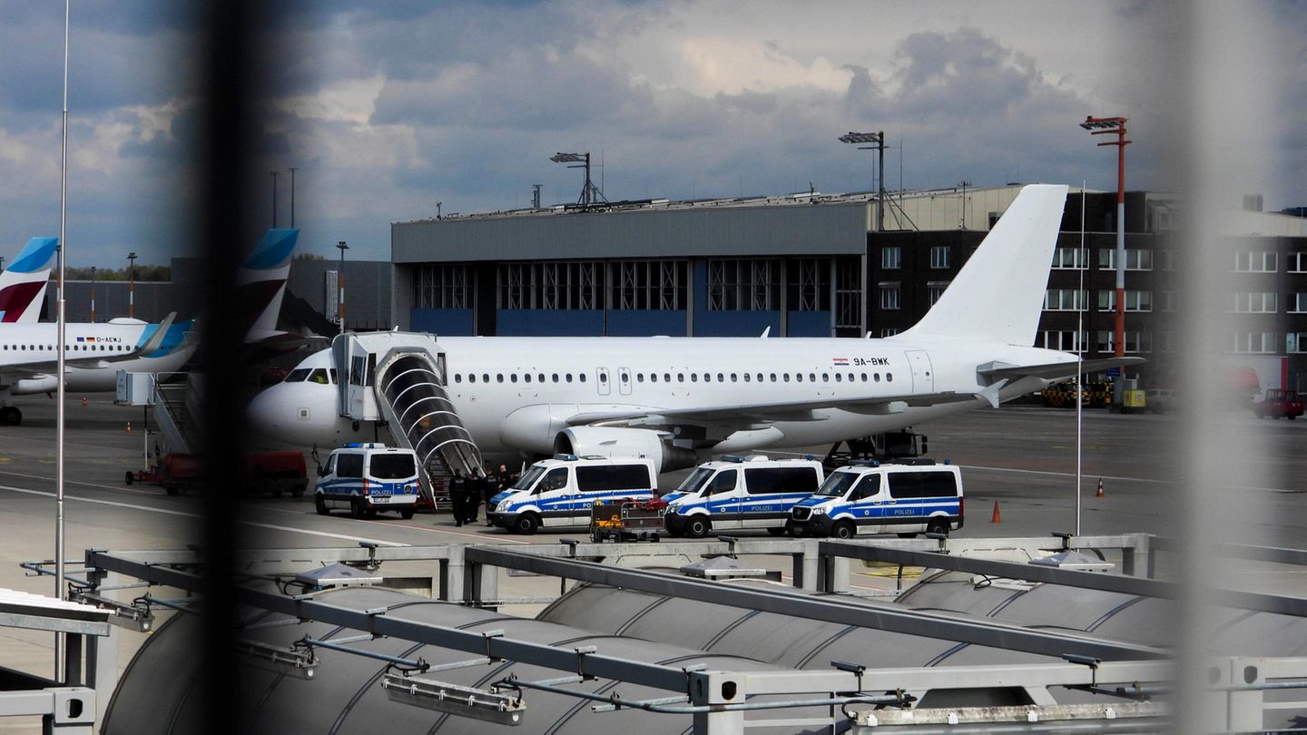 Flugzeug zur Abschiebung am Flughafen in Hamburg