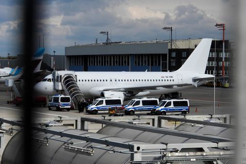 Flugzeug zur Abschiebung am Flughafen in Hamburg