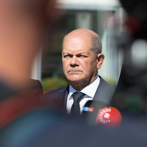 Olaf Scholz vor Mikrofonen. Er gab kürzlich ein Statement zur Asylpolitik