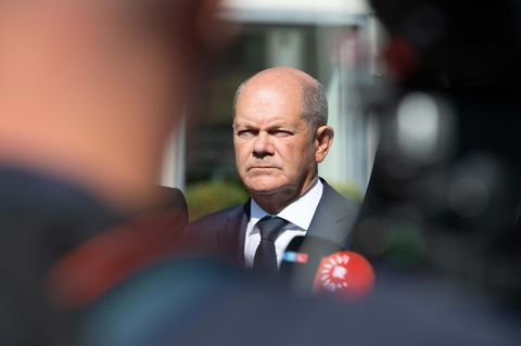 Olaf Scholz vor Mikrofonen. Er gab kürzlich ein Statement zur Asylpolitik