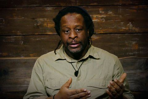 Mola Adebisi im Dschungelcamp der Legenden