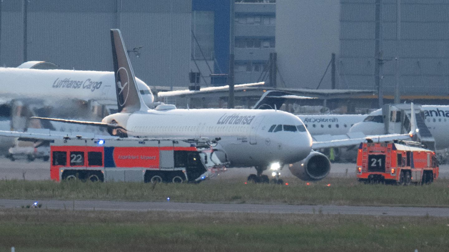 Nachdem ein Flugzeug unplanmäßig nach Frankfurt zurückkehren musste, rückte die Feuerwehr aus