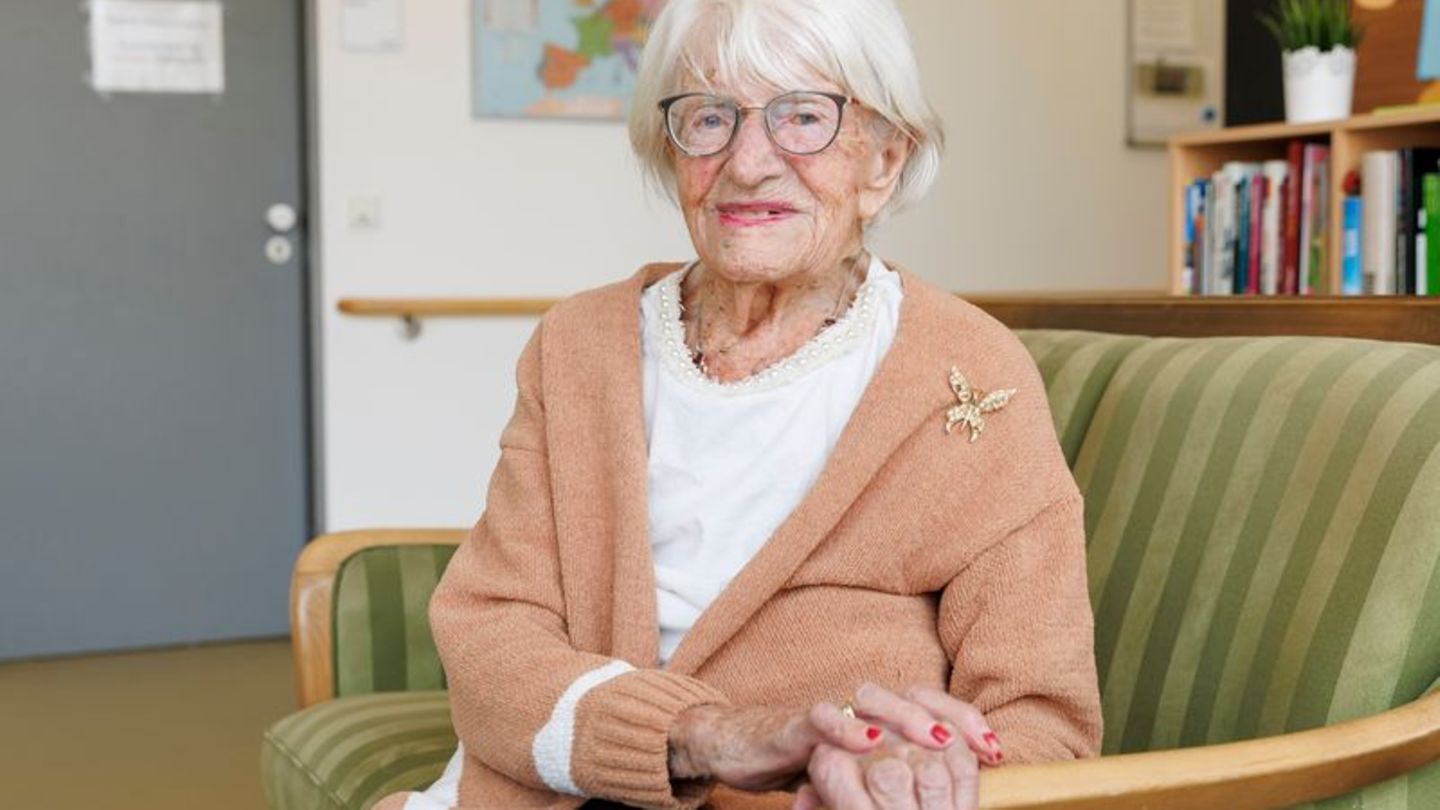 Charlotte Kretschmann – Deutschlands älteste Frau – sitzt auf einer Couch