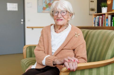 Charlotte Kretschmann – Deutschlands älteste Frau – sitzt auf einer Couch