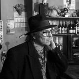 Der als R.P.S. Lanrue bekannte Musiker Ralph Peter Steitz und Mitbegründer der Band Ton Steine Scherben starb am 14. Juli im Alter von 74 Jahren. Lanrue hatte die Band 1970 mit Rio Reiser gegründet. Im hessischen Nieder-Roden liefen sie sich 1966 über den Weg. Lanrue brauchte einen Gitarristen und ließ Reiser vorspielen. Als Beat Kings und De Galaxis spielten sie Covers und erste eigene Songs