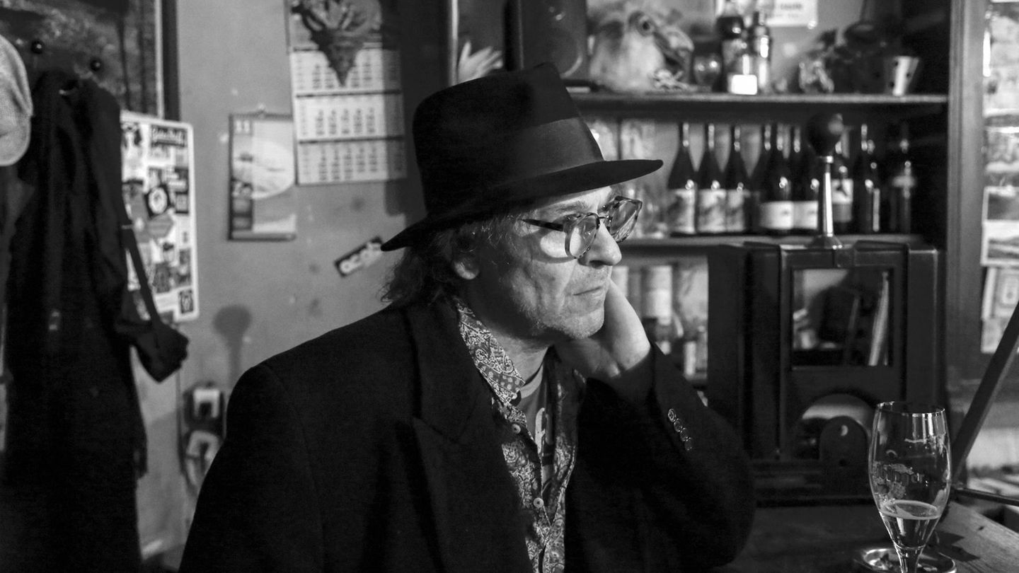 R.P.S. Lanrue Der als R.P.S. Lanrue bekannte Musiker Ralph Peter Steitz und Mitbegründer der Band Ton Steine Scherben starb am 14. Juli im Alter von 74 Jahren. Lanrue hatte die Band 1970 mit Rio Reiser gegründet. Im hessischen Nieder-Roden liefen sie sich 1966 über den Weg. Lanrue brauchte einen Gitarristen und ließ Reiser vorspielen. Als Beat Kings und De Galaxis spielten sie Covers und erste eigene Songs