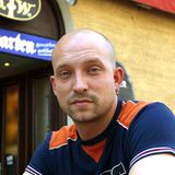 Der Musiker Thomas Brückner, besser bekannt unter seinem DJ-Namen Tomcraft starb am 15. Juli. Er wurde 49 Jahre alt. DJ Tomcraft erlangte erstmals zur Mitte der 1990er-Jahre Bekanntheit. Seine erste Platte, "This is No House", veröffentlichte er im Jahr 1995. Sein größter Hit "Loneliness" datiert aus dem Jahr 2002 und schaffte es bis an die Spitze der Charts in Großbritannien