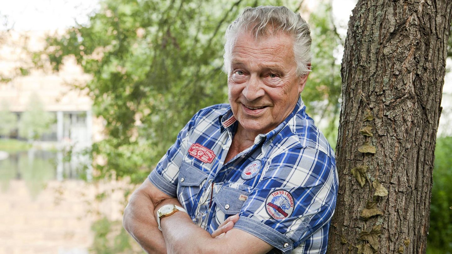 Rainer Brandt Der Schauspieler, Sprecher, Autor und Synchronregisseur Rainer Brandt verstarb am 1. August im Alter von 88 Jahren. Er lieh seine Stimme etwa Jean-Paul Belmondo, Tony Curtis, Marcello Mastroianni und Elvis Presley. Brandts Dialogregie prägte auch den flotten Witz vieler Filme mit Bud Spencer und Terence Hill, Louis de Funès, Adriano Celentano und Pierre Richard