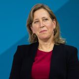 Die YouTube-Chefin starb am 9. August im Alter von 56 Jahren an Lungenkrebs. Die damalige Intel-Managerin vermietete 1998 ihre Garage an die beiden Google-Gründer Page und Brin. Sie gehörte zu den ersten Beschäftigten des Unternehmens. Sie gilt auch als eine treibende Kraft hinter dem Kauf der Firma DoubleClick, mit der Google die führende Position im Online-Werbemarkt in den USA zementierte