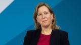 Die YouTube-Chefin starb am 9. August im Alter von 56 Jahren an Lungenkrebs. Die damalige Intel-Managerin vermietete 1998 ihre Garage an die beiden Google-Gründer Page und Brin. Sie gehörte zu den ersten Beschäftigten des Unternehmens. Sie gilt auch als eine treibende Kraft hinter dem Kauf der Firma DoubleClick, mit der Google die führende Position im Online-Werbemarkt in den USA zementierte