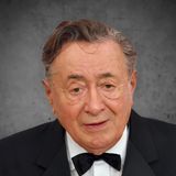 Der österreichische Unternehmer Richard Lugner starb am 12. August im Alter von 91 Jahren. Erst im Juni hatte Lugner zum sechsten Mal geheiratet. Wenige Wochen zuvor war er am Herzen operiert. Lugner zelebrierte seit mehr als 30 Jahren seine Teilnahme am Wiener Opernball. In Wien war er in den 1960er Jahren sehr erfolgreich als Bau-Unternehmer