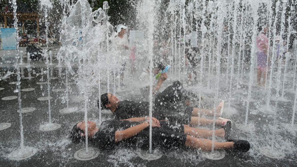 Flucht vor der Hitze: Jugendliche in Seoul kühlen sich in einem Brunnen ab