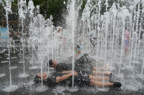 Flucht vor der Hitze: Jugendliche in Seoul kühlen sich in einem Brunnen ab
