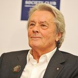 Alain Delon drehte mehr als 80 Filme, darunter Meisterwerke wie "Nur die Sonne war Zeuge", "Borsalino" und "Der Panther". Zum Mythos wurde der Darsteller mit "Der eiskalte Engel" unter der Regie von Jean-Pierre Melville. Seine Affären füllten die Seiten der Klatschpresse – vor allem seine Beziehung mit Romy Schneider. Am 18. August starb der französische Schauspieler im Alter von 88 Jahren