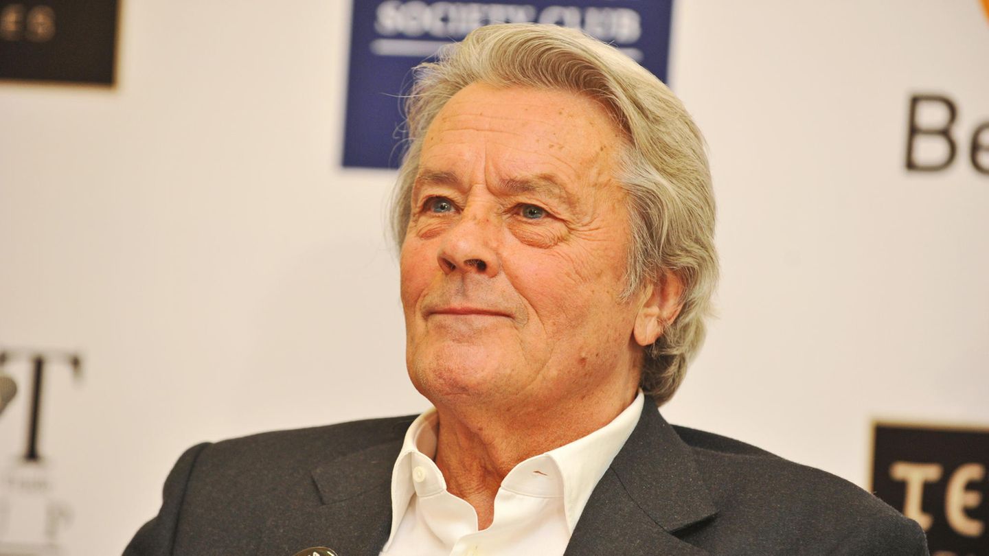 Alain Delon Alain Delon drehte mehr als 80 Filme, darunter Meisterwerke wie "Nur die Sonne war Zeuge", "Borsalino" und "Der Panther". Zum Mythos wurde der Darsteller mit "Der eiskalte Engel" unter der Regie von Jean-Pierre Melville. Seine Affären füllten die Seiten der Klatschpresse – vor allem seine Beziehung mit Romy Schneider. Am 18. August starb der französische Schauspieler im Alter von 88 Jahren