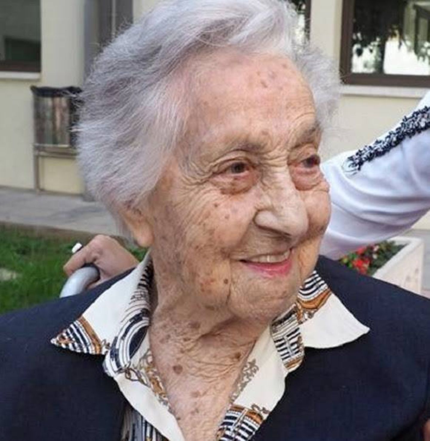 Der laut Guinness-Buch älteste Mensch der Welt, die Spanierin María Branyas, starb am 19. August im Alter von 117 Jahren. Branyas galt seit mehr als anderthalb Jahren als ältester Mensch der Welt. Branyas' Tochter hatte die Langlebigkeit ihrer Mutter in einem Interview auf gute Gene zurückgeführt. "Sie war niemals im Krankenhaus, sie hat sich nie einen Knochen gebrochen"