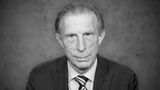 Fußballtrainerlegende Christoph Daum starb am 24. August im Alter von 70 Jahren nach einer Krebserkrankung. Bekannt wurde er unter anderem durch seine medialen Dauerfehden mit Uli Hoeneß. Auf dem Höhepunkt seiner Karriere stürzte der Coach, der bereits als Trainer der Fußballnationalmannschaft im Gespräch war, über eine Kokainaffäre. Später trainierte er noch diverse Clubs im Ausland
