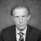 Fußballtrainerlegende Christoph Daum starb am 24. August im Alter von 70 Jahren nach einer Krebserkrankung. Bekannt wurde er unter anderem durch seine medialen Dauerfehden mit Uli Hoeneß. Auf dem Höhepunkt seiner Karriere stürzte der Coach, der bereits als Trainer der Fußballnationalmannschaft im Gespräch war, über eine Kokainaffäre. Später trainierte er noch diverse Clubs im Ausland