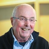 Die schwedische Fußball-Trainerlegende Sven-Göran Eriksson und frühere Coach der englischen Nationalmannschaft starb am 26. August im Alter von 76 Jahren an Bauchspeicheldrüsenkrebs. Eriksson hatte 1982 mit dem IFK Göteborg überraschend den UEFA-Cup gewonnen und dabei im Halbfinale den 1. FC Kaiserslautern und im Endspiel den Hamburger SV besiegt