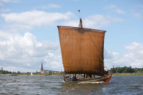 Ein Wikingerschiff unter Segeln auf der Schlei