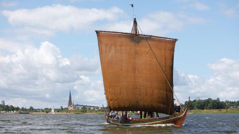 Ein Wikingerschiff unter Segeln auf der Schlei