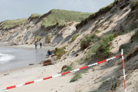 Polizeiabsperrungen am Strand in Nordjütland