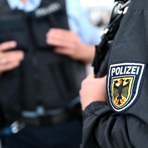 Zwei Beamte der Bundespolizei stehen einander in Uniform gegenüber