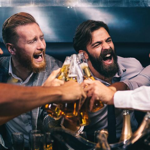 Fünf Männer stoßen mit Champagner an