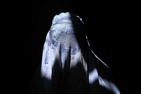 Frauen werden in Afghanistan auf vielfältige Weise von den Taliban unterdrückt, zum Beispiel durch strenge Kleidungsvorschriften