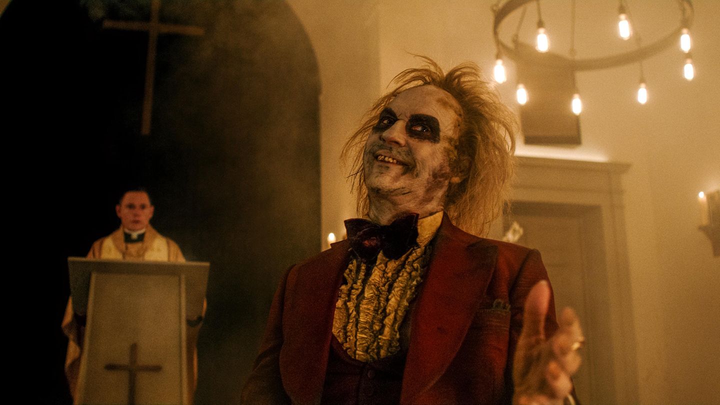 Clown des Schreckens: Michael Keaton darf auch in "Beetlejuice 2" allen in die Suppe spuken. Der Film eröffnete jetzt die Filmfestspiele von Venedig.