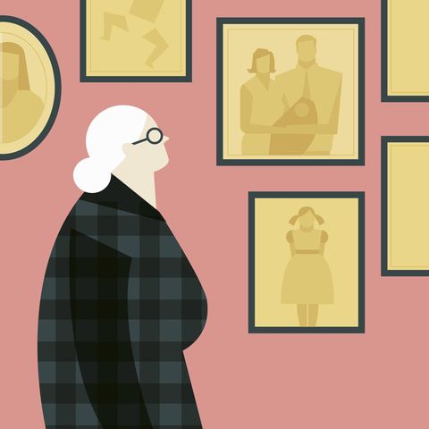 Nostalgie: Eine Frau guckt Familienbilder an
