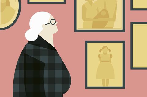 Nostalgie: Eine Frau guckt Familienbilder an