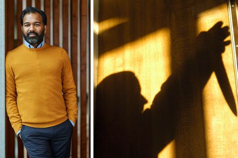 Stephan Anpalagan, Mann of Color im gelben Pullover vor einer Wand, die Kolumne hat das Thema Solingen