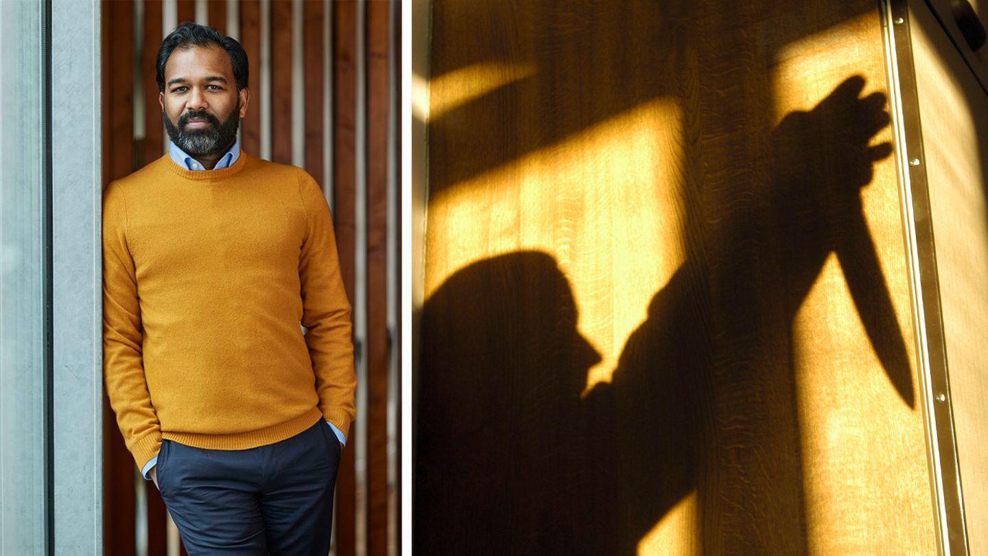 Stephan Anpalagan, Mann of Color im gelben Pullover vor einer Wand, die Kolumne hat das Thema Solingen