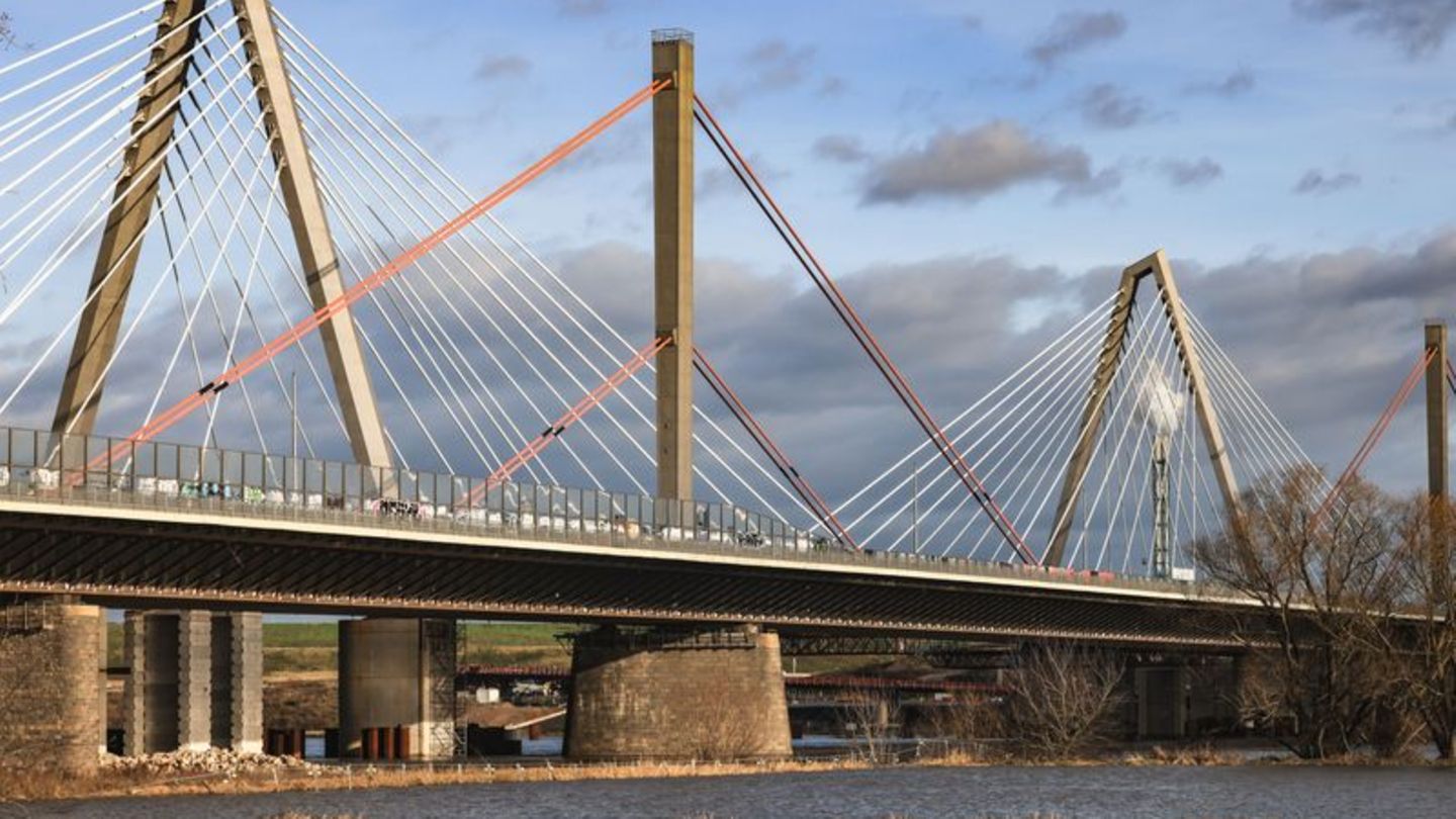 Die alte Leverkusener Brücke über den Rhein wird derzeit demontiert