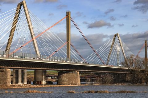 Die alte Leverkusener Brücke über den Rhein wird derzeit demontiert