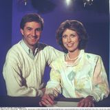 Jan Hofer (hier mit "Tagesschau"-Sprecherin Daniela Witte) hat schon früh Betätigungen außerhalb der Nachrichtensendung gesucht: So moderierte er nebenbei auch Unterhaltungssendungen, Benefizveranstaltungen und Preisverleihungen. Als "Tagesschau"-Sprecher war er nicht fest angestellt, sondern wurde pro Einsatz entlohnt: "Bezahlt werden wir pro Folge, die wir sprechen, das höchste Honorar gibt es für die 20-Uhr-Sendung, es liegt bei etwa 260 Euro", verriet Hofer einmal