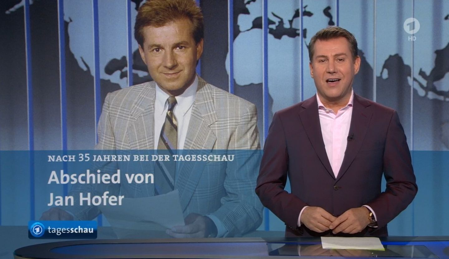 Jens Riewa, sein Nachfolger als Chefsprecher, moderierte die letzten Sendung ab. Jan Hofer war nun selbst zu einer Nachricht geworden
