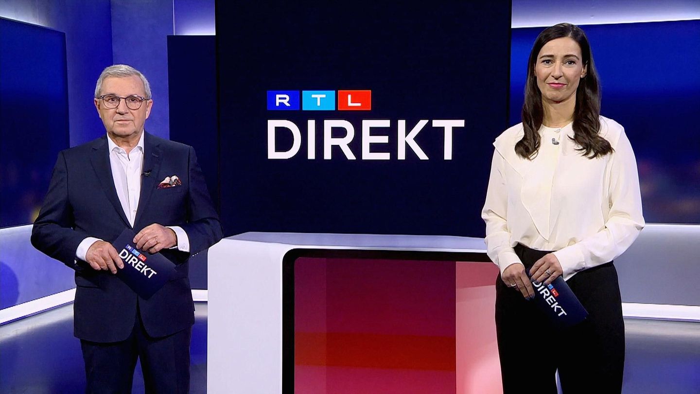 "RTL Direkt": Im Alter von 71 Jahren ist Jan Hofer 2021 noch einmal ins kalte Wasser gesprungen und war als Anchorman von "RTL Direkt" maßgeblich daran beteiligt, ein neues Nachrichtenmagazin im deutschen Fernsehen zu etablieren. Es bleibt in guten Händen: Pinar Atalay wird die Sendung als alleinige Hauptmoderatorin weiterführen. Für Hofer bedeutet das allerdings keinen Abschied vom Bildschirm. "Wir sind bereits im Gespräch für ein zukünftiges Projekt", sagte RTL Im Alter von 71 Jahren ist Jan Hofer 2021 noch einmal ins kalte Wasser gesprungen und war als Anchorman von "RTL Direkt" maßgeblich daran beteiligt, ein neues Nachrichtenmagazin im deutschen Fernsehen zu etablieren. Es bleibt in guten Händen: Pinar Atalay wird die Sendung als alleinige Hauptmoderatorin weiterführen. Für Hofer bedeutet das allerdings keinen Abschied vom Bildschirm. "Wir sind bereits im Gespräch für ein zukünftiges Projekt", sagte RTL