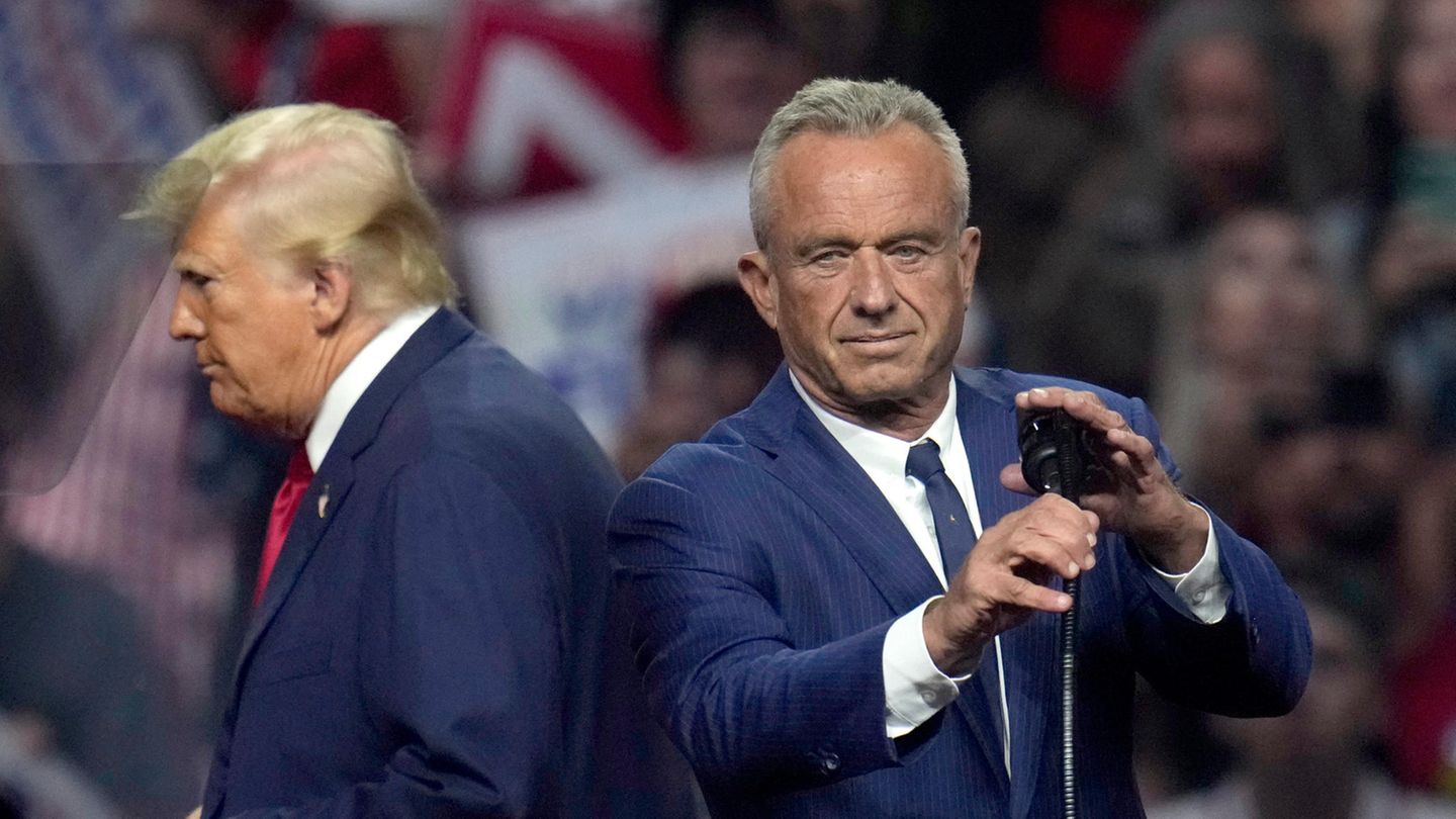 Robert Kennedy und Donald Trump auf der Bühne