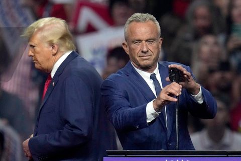 Robert Kennedy und Donald Trump auf der Bühne