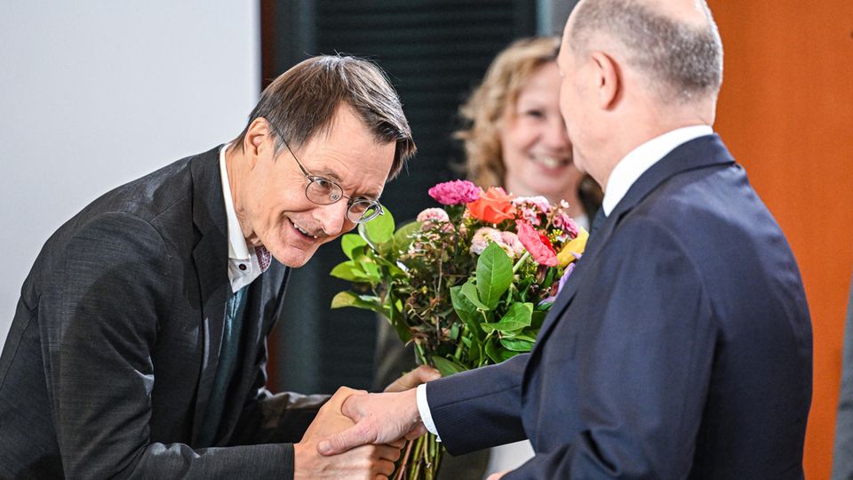 Minister in Angriffslaune: Lauterbach bekommt zum 61. Geburtstag einen Blumenstrauß überreicht: "Olaf Scholz ist der beste Bundeskanzler, den wir je gehabt haben." Lauterbach bekommt zum 61. Geburtstag einen Blumenstrauß überreicht: "Olaf Scholz ist der beste Bundeskanzler, den wir je gehabt haben."