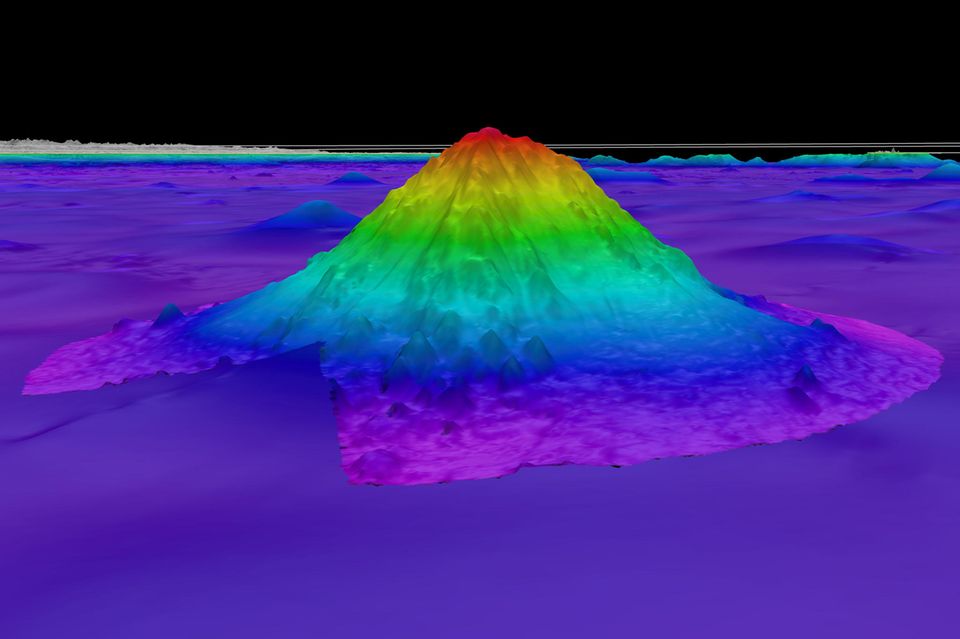 Questa mappa, creata utilizzando i dati del sonar multiraggio, mostra il monte sottomarino Solito: i colori più caldi come il rosso e l'arancione corrispondono alle aree poco profonde, mentre i colori più freddi (giallo, verde, blu) corrispondono alle aree più profonde