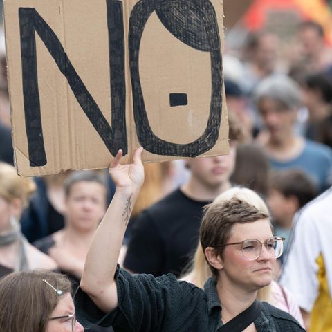 Eine Demonstrantin bei einer Kundgebung gegen Rechtsextremismus in Dresden am 25. August