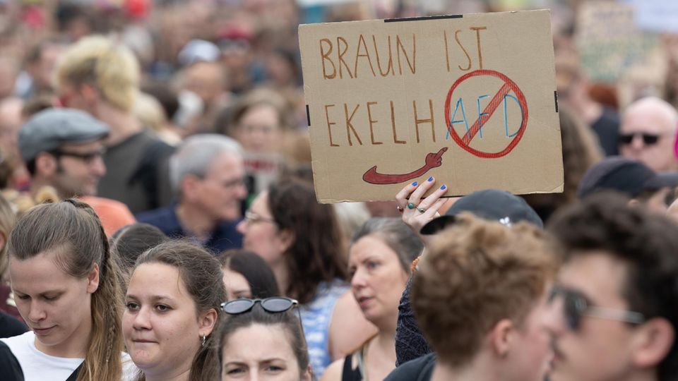 State elections: A demonstrator at a rally against right-wing extremism in Dresden on August 25 A demonstrator at a rally against right-wing extremism in Dresden on August 25